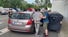 Nebezpečná honička v Praze: Řidič vyskočil z auta, to nabouralo do benzinky