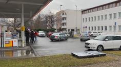 Dva muži s pistolí přepadli v Praze benzínku. Odjeli ukradeným autem