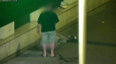 Kolemjdoucí bezvládnému muži nepomohl, zato ho pomočil! VIDEO
