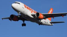 Po příletu do Británie musí všichni do karantény. Aerolinky se chtějí soudit