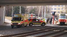 Ženu v Praze srazila tramvaj, v nemocnici zemřela