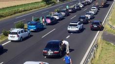 Tři nehody blokovaly dálnici D6. Kamion vjel do protisměru, tvořily se kolony