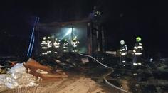 Hasiči likvidovali požár unimobuňky, obávali se tlakových lahví