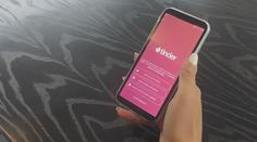VIDEO: Tinder začne za něžnosti uživatelům platit. Seznamka představila revoluční změnu