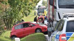 Srážka čtyř aut a autobusu na Mělnicku: 11 lidí se při nehodě zranilo