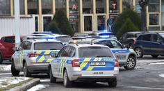 Zásah policie na Karlově univerzitě. Studenty vyděsil mladík s černou taškou