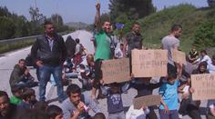 Řekové chtějí vyklidit uprchlické tábory, migranti se bouří