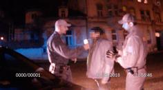 Řidič v Ústí měl skoro 3 promile. Nedokázal stát na nohou. VIDEO