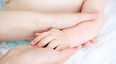 Siamská dvojčata za sebou mají první operaci. Lékaři promluvili o jejich stavu