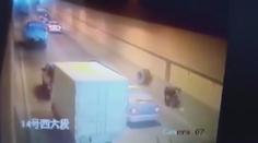 Neuvěřitelný pech. Motorkáře srazila dvakrát ta samá obří pneumatika