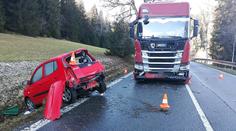 První námraza řidiče překvapila. Po nárazu do kamionu zemřel