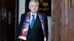 Rusnokova ostuda! Z pohřbu Mandely se "třepal", chtěl raději na fotbal do Plzně!