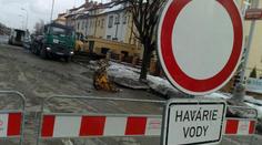 HAVÁRIE VODY na Smíchově: Po Plzeňské NEJEZDÍ TRAMVAJE
