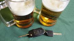Opilec ujížděl před policisty, pak jim nabízel úplatek
