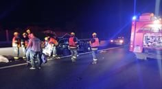 Vážná nehoda na Ústecku. Nabourané auto museli hasiči rozstříhat