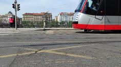 Co znamenají zkřížené žluté čáry na silnici? Tramvaják se zlobí, že to řidiči neví