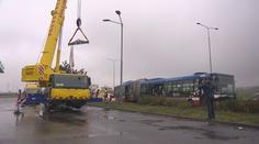 Nehoda autobusu uzavřela výpadovku z Prahy. Tvořily se kolony!