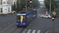 VIDEO: Tramvaj po srážce s autem skončila na chodníku. Policie zveřejnila drsné záběry kolize