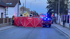 Ženu srazil v Neratovicích vlak, je vážně zraněná. Letěl pro ni vrtulník