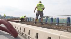 Opravy Barrandovského mostu vytrvale pokračují. Práce přerušovala vedra a deště
