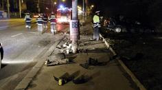 Auto v Brně narazilo do sloupu, jeden člověk se zranil