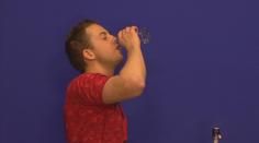 TEST: Co s člověkem udělá láhev vodky? Podívejte se