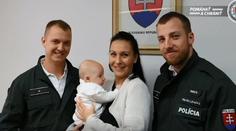Miminko v ohrožení života, policisté skvěle pomohli! VIDEO
