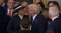 Trapas na inauguraci. Trumpovi nevyšel polibek s první dámou podle plánu