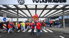 V automobilkách to vře: VW stávkuje, Stellantis je bez šéfa a další velká značka má namále