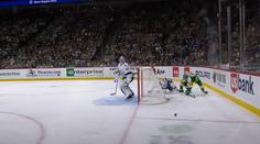 Nevídaná situace v NHL. V zápase se objevily dva puky, jeden skončil v bráně