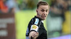 Mělo dojít k přerušení utkání, rozhodčí šel až na hranu, říká bývalý sudí k derby
