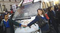 Tisíce britských studentů protestují proti navýšení školného