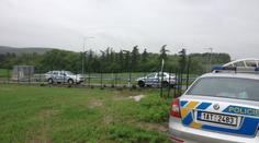Policisté v Praze stříleli po ujíždějícím autu, řidič zmizel v lese