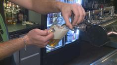 I přes zdražení se Češi alkoholu nevzdávají. Změnili ale návyky