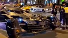 Vyjel si v batmobilu vlastní výroby. Moskevská policie neměla pochopení
