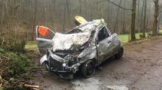 Zdemolované auto leželo mimo silnici. Našli v něm mrtvého řidiče
