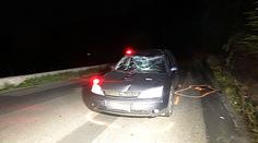 Auto smetlo čelně cyklistu v protisměru, ten bojuje o život