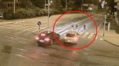 VIDEO: Auto smetlo dívku na přechodu. Jeden řidič ji pouštěl, druhý se vyřítil