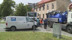 Muž zraněný při výbuchu potrubí je ve vážném stavu. Explozi nejspíš zavinil tlak vody