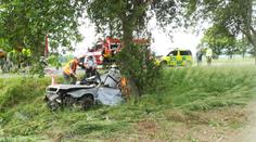 Při předjíždění skončilo auto ve stromě! O život přišel mladý pár
