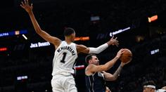 Supertalent a pavouk. Wembanyama zažil debut v NBA, zaujal i outfitem