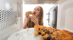 Jak ohřát pizzu v mikrovlnce, aby byla dobrá? Jednoduchý trik!