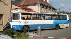 Opilý cizinec bez řidičáku ukradl autobus a naboural do kůlny