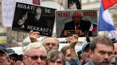 Demonstrace v centru Prahy i Brna: Křik proti Nečasovi i Klausovi