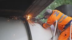 Řidič za náraz do mostu zaplatil pokutu 500 korun. Napáchal však škody za milion