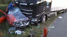 Kamion sešrotoval auto, které mu nedalo přednost. Dva mrtví