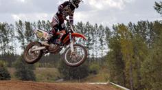 Motokrosař při závodech vletěl do davu. Pro zraněné letěl vrtulník