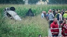 Italská stíhačka se po vzletu zřítila, trosky zabily dítě v autě u letiště
