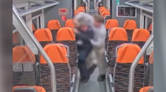 Brutální napadení ženy ve vlaku. Černý pasažér smýkal s vlakvedoucí za vlasy