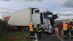 Kamion prorazil svodidla na D11, v protisměru se srazil s autem!